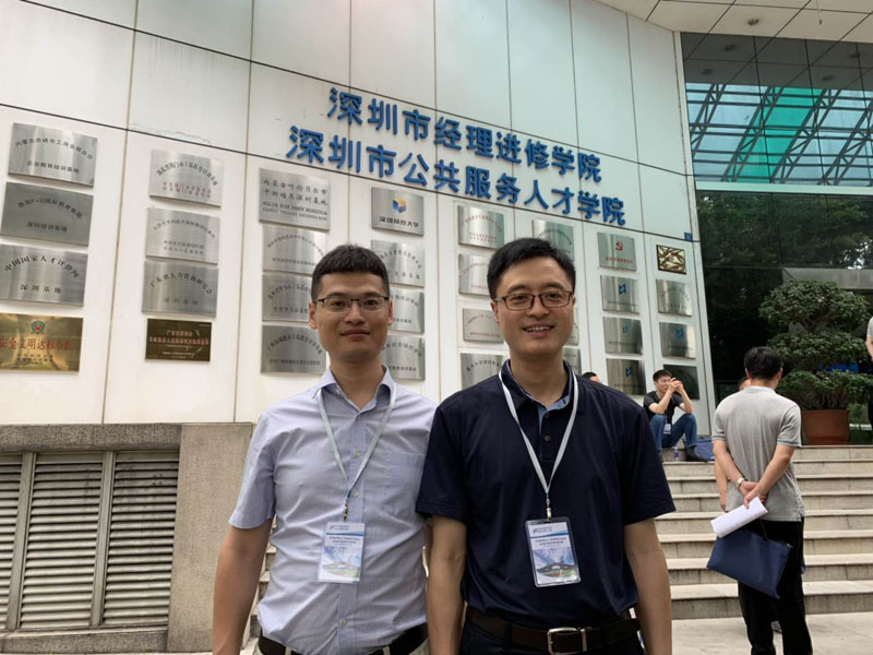 中新華美總經理王東先生應青島城陽區政府科技局邀請到深圳參加經理進修學習，與青島順威總經理謝峰先生合影留念