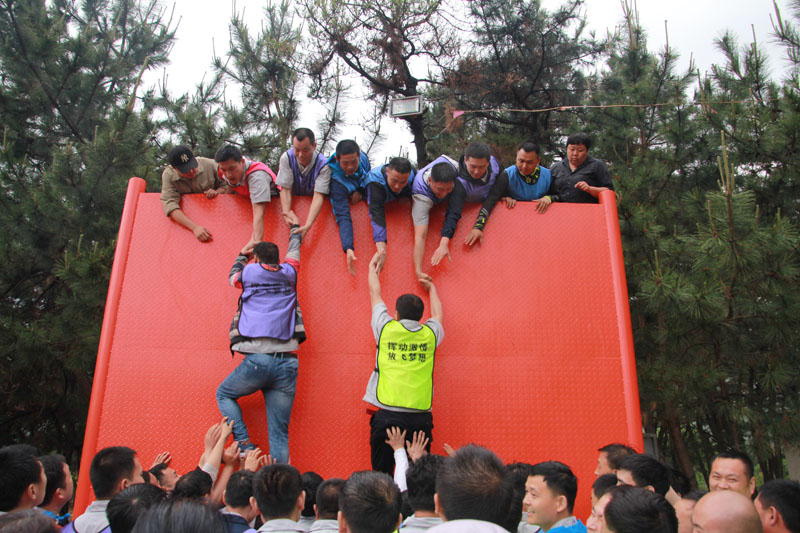 熱烈祝賀青島中新華美塑料有限公司2019年度戶外拓展訓練圓滿成功--畢業(yè)墻