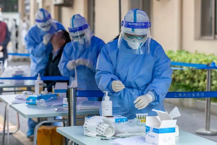 筑牢疫情防控線，青島中新華美為您定制生產核酸檢測用試劑卡殼料!