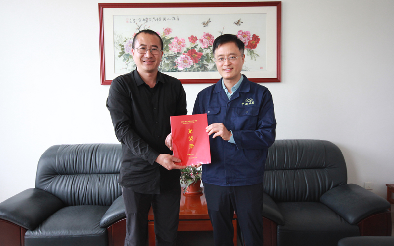 城陽區(qū)紅十字會(huì)副會(huì)長修玉義為中新華美總經(jīng)理王東頒發(fā)光榮冊